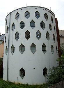 http://upload.wikimedia.org/wikipedia/commons/thumb/b/b6/Melnikov_House_photo_by_Arssenev.jpg/220px-Melnikov_House_photo_by_Arssenev.jpg